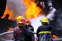آتش‌سوزی مهیب در 3 انبار چوب‌ و مبل در بزرگراه آزادگان تهران