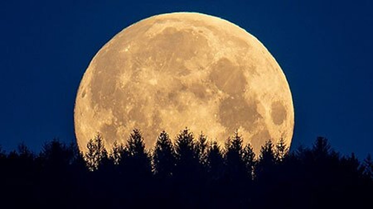 طلوع ماه از پشت قله سبلان، اردبیل (عکس)