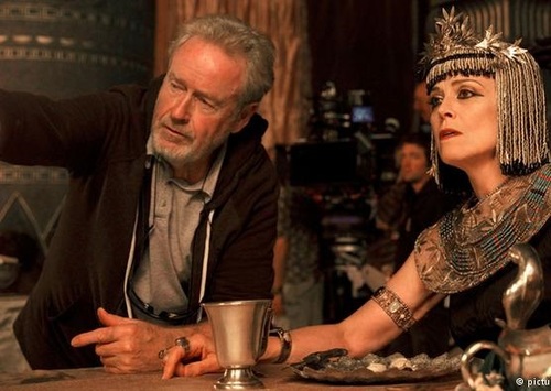 سیگورنی ویور نیز نقش مادر فرمانروای مصر را بازی می‌کند.