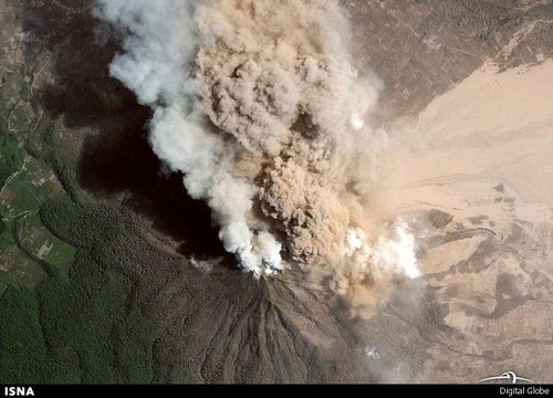 برخاستن دود از کوه Mount Sinabung در اندونزی در ژانویه 2014