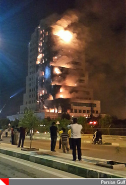 ساختمان مرکزی عسلویه به هنگام آتش سوزی 
