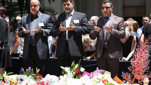 اهدای گل توسط ساکنان سیدنی در یادبود قربانیان این حادثه تروریستی 