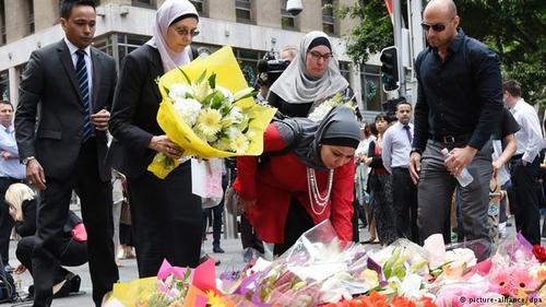 اهدای گل توسط ساکنان سیدنی در یادبود قربانیان این حادثه تروریستی 