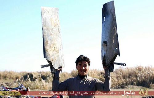 بخشی از لاشه جنگنده اف 14 ارتش اردن که در نزدیکی شهر رقه پایتخت داعش سرنگون شد. 