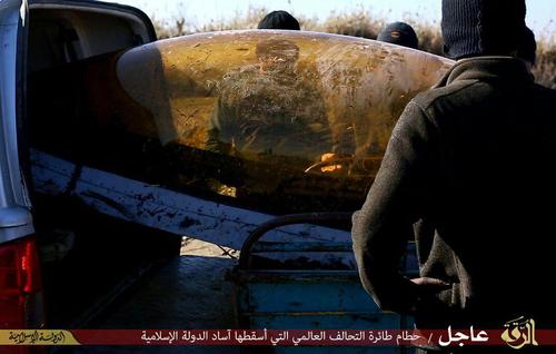 بخشی از  لاشه جنگنده اف 14 ارتش اردن که در نزدیکی شهر رقه پایتخت داعش سرنگون شد.
