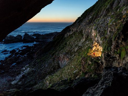 یک جهانگرد در دهانه یک غار باستانی 100 هزار ساله در آفریقای جنوبی