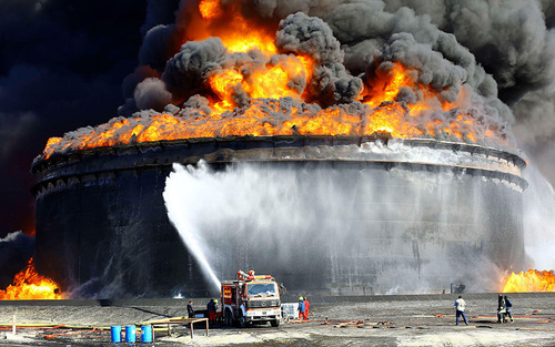  اصابت یک راکت به یک مخزن  بزرگ نفت در لیبی و تلاش آتش نشانان برای خاموش کردن آتش
