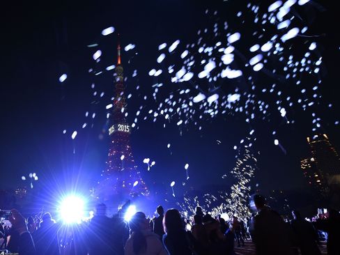 جشن آغاز سال 2015 - برج ایفل در شهر پاریس پایتخت فرانسه  