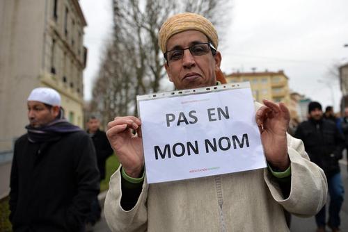 مسلمانان فرانسه روز گذشته پس از برگزاری نماز جمعه در پاریس در محکومیت حملات تروریستی اخیر در این شهر و محکومیت اقدامات داعش تظاهرات کردند