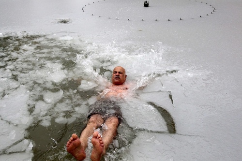 آب تنی مرد 65 ساله فلسطینی در حوضچه آب یخ در کرانه غربی