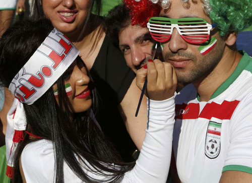 عکس رویترز از هواداران تیم ملی ایران در بازی مقابل بحرین (ملبورن استرالیا)
