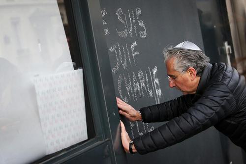 دعای یک هروند یهودی در پاریس در محل گروگانگیری هفته گذشته