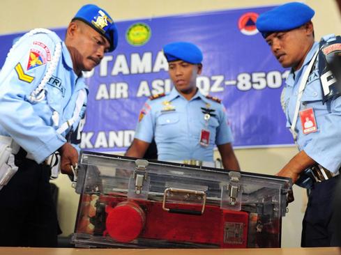 جعبه سیاه هواپیمای سقوط کرده مالزی در دریای جاوه اندونزی