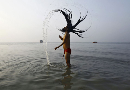 آب تنی و نیایش در  رود گنگ هند