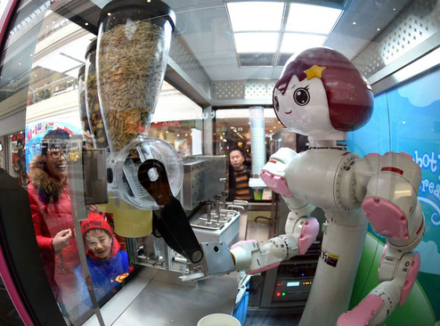 روبات بستنی فروش در فروشگاهی در شنیانگ چین