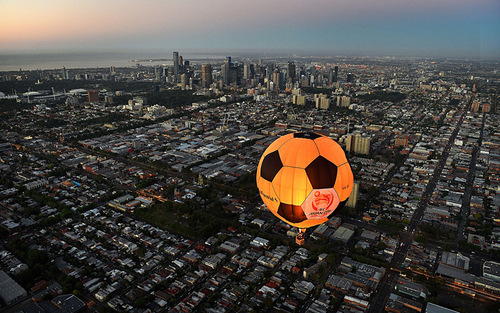 هوا کردن بالن به مناسبت بازی های آسیایی فوتبال در شهر ملبورن استرالیا