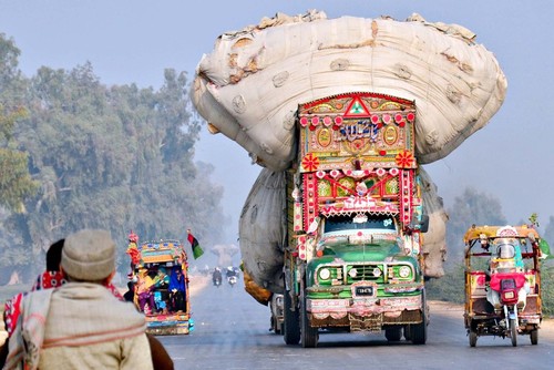 یک کامیون در حال تردد در جاده ای در پاکستان