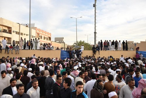 تجمع مردم در نزدیکی قبرستان محل دفن ملک عبدالله