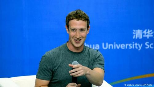 مارک زاکربرگ، بنیانگذار فیس‌بوک و یکی از جوان‌ترین میلیاردرهای جهان، پس از اجرای چند پروژه ناموفق در دنیای وب در سال ۲۰۰۴ درحالی که در دانشگاه هاروارد تحصیل می‌کرد، فیس‌بوک را برنامه‌ریزی کرد. او با افزایش موفقیت فیس‌بوک به کالیفرنیا رفت و در سال ۲۰۰۶ ترک تحصیل کرد. 