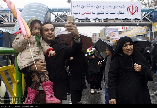 برخی از مردم تهران در حاشیه راهپیمایی 22 بهمن عکس سلفی (عکسی از بوسیله تلفن همراه از خود گرفته می شود) گرفتند.