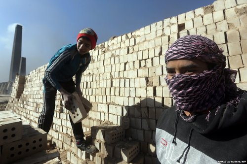 کارگران کارخانه آجر سازی نهروان در شرق بغداد
