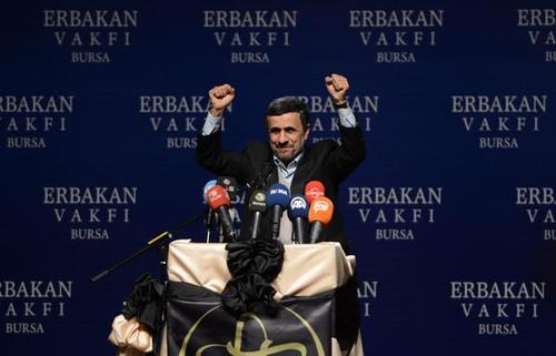 احمدی نژاد پشت تریبون سخنرانی