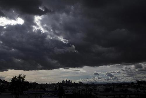 ابرهای توفان زا بر فراز شهر لس آنجلس