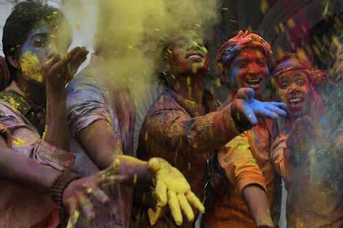 جشنواره پودر رنگی در کلکته هند