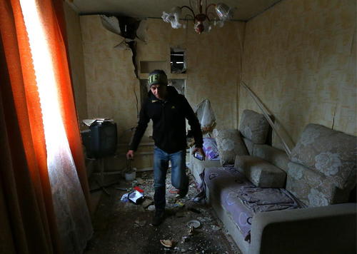 بازگشت برخی شهروندان آواره به خانه هایشان پس از آتش بس در شهر جنگ زده دونتسک در شرق اوکراین