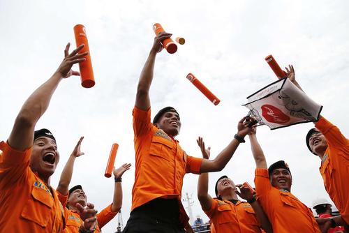 شادمانی اعضا  تیم اندونزیایی جستجو برای یافتن بقایای هواپیمای سقوط کرده شرکت هوایی ایرآسیا پس از پایان عملیات جستجو و یافتن تمامی قطعات هواپیما
