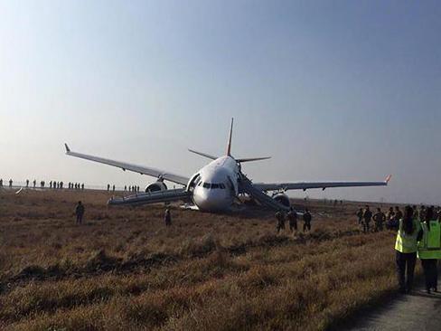 فرود هواپیمای شرکت هواپیمایی ترکیش ایر در فرودگاه تبت . هواپیما به دلیل انحراف به سختی توانست فرود بیاید اما آسیبی به 227 سرنشین آن وارد نیامد