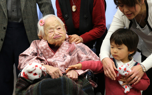 ماسائو اوکاوا 117 ساله پیرترین زن ژاپنی در جشن تولدش در کنار نبیره 