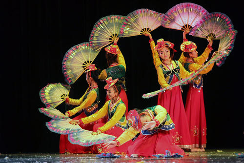 اجرای برنامه یک گروه هنری چینی در فیلیپین