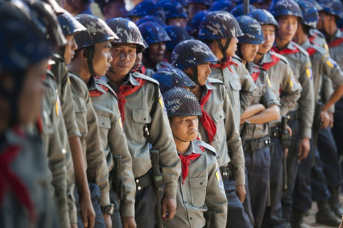  پلیس ضد شورش میانمار در جریان تظاهرات دانشجویان و راهبان بودایی علیه یک لایحه اصلاح نظام آموزشی 
