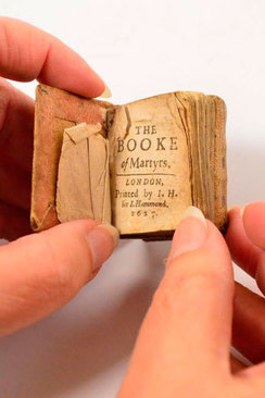 کتابی کوچک از کشته شدگان در سال 1627. این کتاب در حراجی 5000 یورو قیمت گذاری شده است.