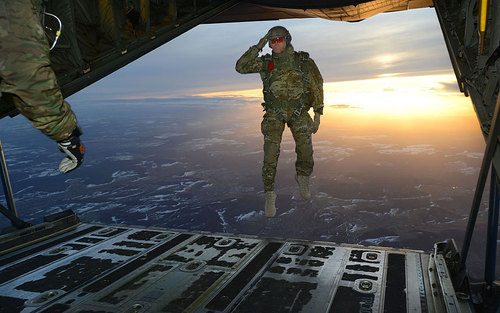 ادای احترام سرباز آمریکایی قبل از پرش از هواپیما C-130 در آلمان