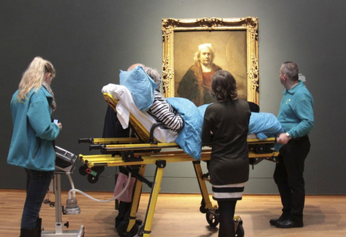 یک زن بیمار و در حال مرگ هلندی آخرین آرزویش دیدن تابلو پرتره رامبراند بود. یک خیریه هلندی هزینه انتقال او را از بیمارستان با آمبولانس به موزه آمستردام را متقبل شد تا این گونه آخرین آرزویش تحقق یابد.