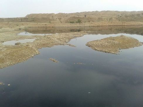 گودال های پر از پساب های آلوده و سمی صنعتی در نزدیک روستاها و شهرها در خوزستان