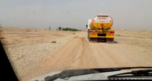 تانکر در حال انتقال پساب های آلوده و سمی صنعتی به گودال های نزدیک شهر و روستاها در خوزستان