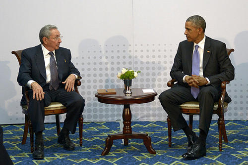 دیدار تاریخی اوباما و کاسترو رهبران آمریکا و کوبا پس از نزدیک به 6 دهه قطع روابط در حاشیه نشست رهبران قاره آمریکا در پاناما