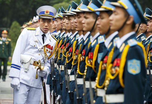 گارد احترام ارتش ویتنام برای استقبال از نخست وزیر نروژ در کاخ ریاست جمهوری در شهر هانوی
