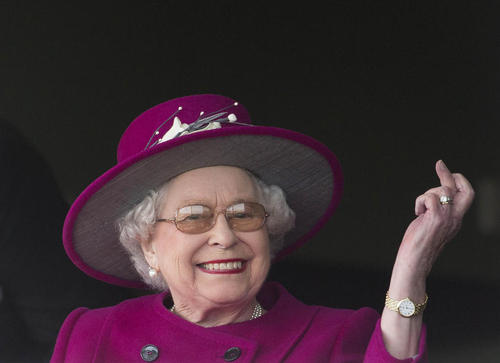 شادمانی ملکه بریتانیا از پیشتازی اسبش در مسابقات اسب سواری