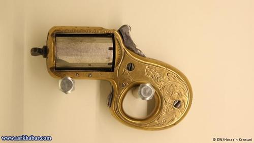 کلت کوچک زنانه این سلاح در سال ۱۸۸۰ میلادی ساخته شده است. جاسوسان زن به دلیل کوچکی و جا گرفتن آن در داخل کیف زنانه از استفاده می‌کردند. 