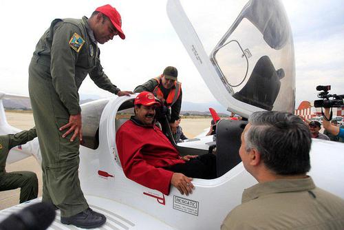 نیکولاس مادورو رییس جمهور ونزوئلا در مراسم تحویل 30 هواپیمای تمرینی ساخت اتریش در یک پایگاه هوایی