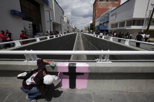 یک زن جوان مکزیکی 17 سال پس از کشیدن تصویر یک صلیب در بلوک کنار یک پل دوباره به همان محل بازگشته و تصویر رنگ و رو رفته خود را رنگ آمیزی می کند