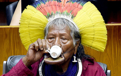 رهبر بومیان برزیل در جلسه پارلمان در حال نوشیدن قهوه