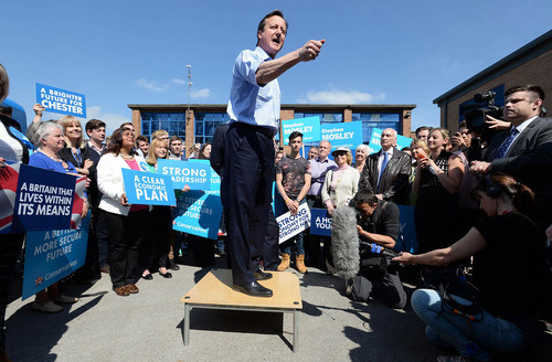دیوید کامرون نخست وزیر بریتانیا در جریان یک سفر انتخاباتی به منطقه چستر