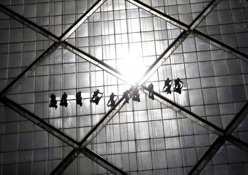  پاک کردن شیشه های یک ساختمان در پکن