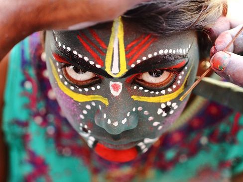 رنگ آمیزی صورت در جریان یک جشنواره فرهنگی در هند