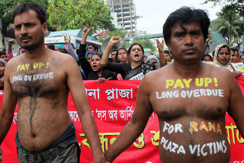 تظاهرات بنگلادشی ها در شهر داکا در دومین سالگرد ریزش یک ساختمان تجاری در این شهر که منجر به مرگ بیش از 1100 کارگر شد. معترضان خواستار پرداخت غرامت به خانواده های قربانیان هستند